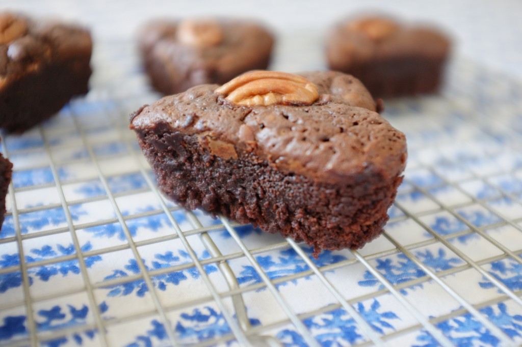 Les brownies aux noix de pécan sans gluten refroidissent sur une grille