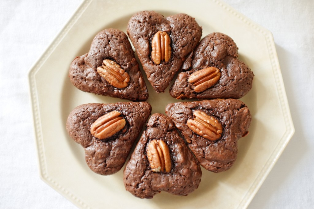 Les brownies sans gluten aux noix de pécan en forme de coeur pour célébrer la fête des pères