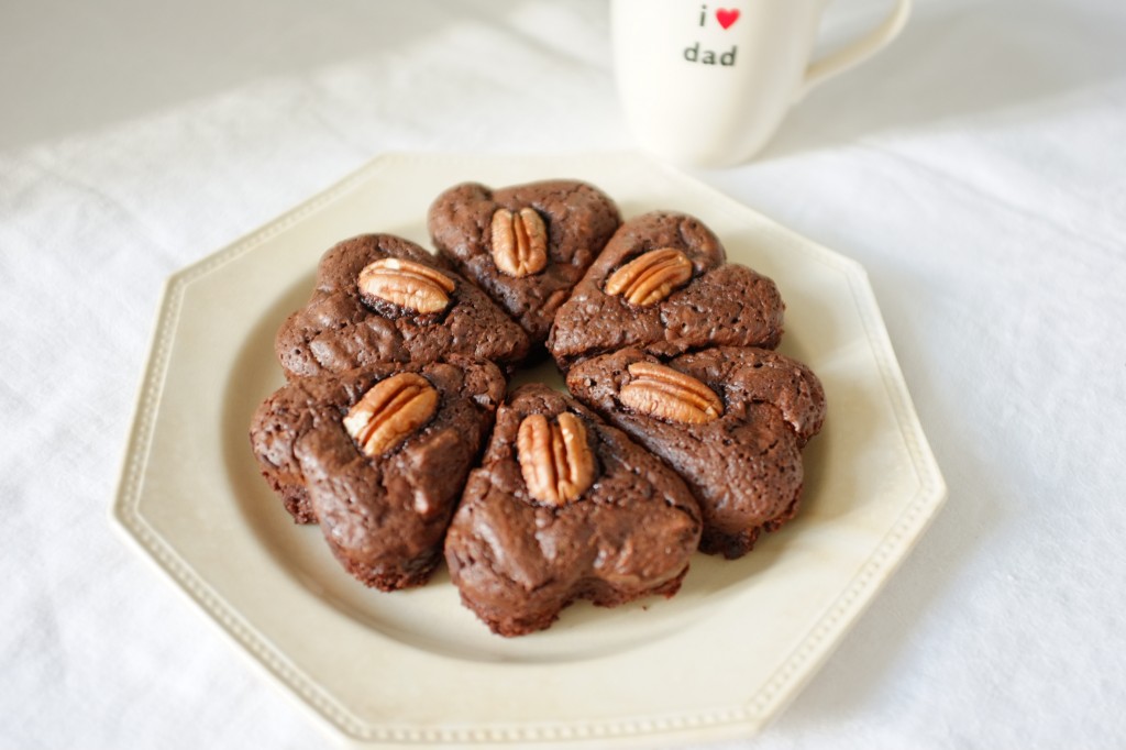 Les brownies sans gluten aux noix de pécan pour célébrer la fête des pères