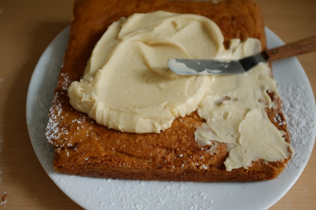 Je décore le gâteau sans gluten au sirop d'érable avec le glaçage au sirop d'érable