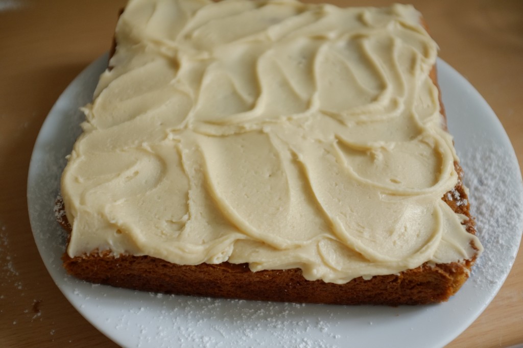 Je dessine avec le glaçage de jolies vagues pour décorer le gâteau sans gluten au sirop d'érable