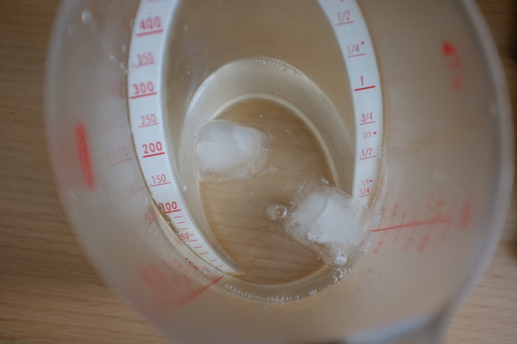 Il faisait extrèmement chaud, alors j'ai rajouté des glaçons pour que l'eau de la pâte sans gluten soit vraiment glacée