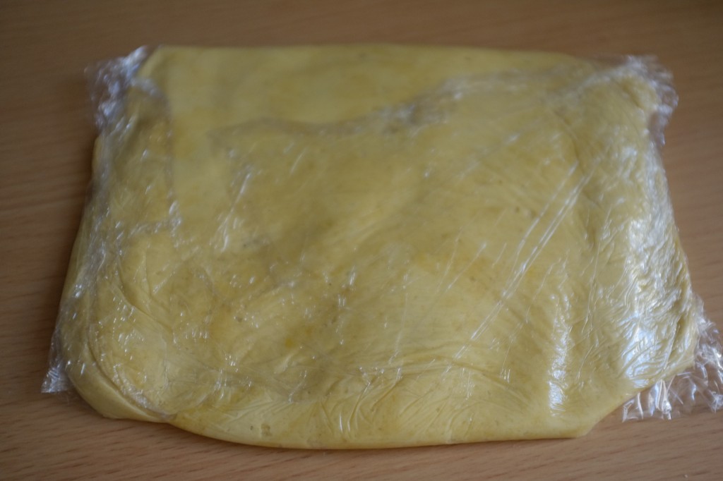 La pâte à tarte sans gluten est enveloppée dans un film fraicheur et va 1 heure au réfrigérateur