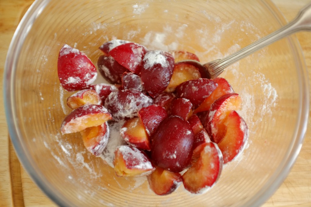 les prunes sont saupoudrées de sucre de canne et de fécules sans gluten