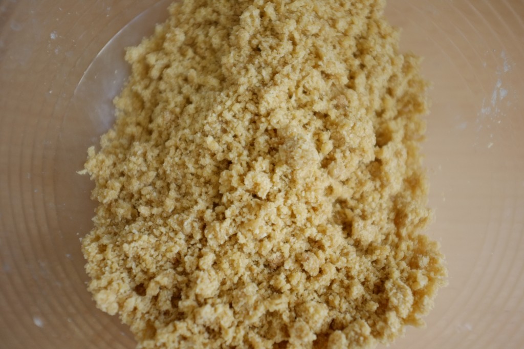 le crumble sans gluten pour le dessus de la tarte bleu, blanc, rouge