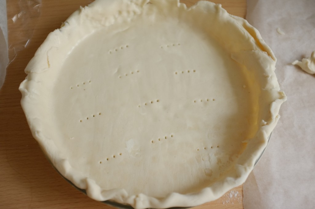 Le fond de tarte est piqué à la fourchette avant d'être mis au réfrigérateur.