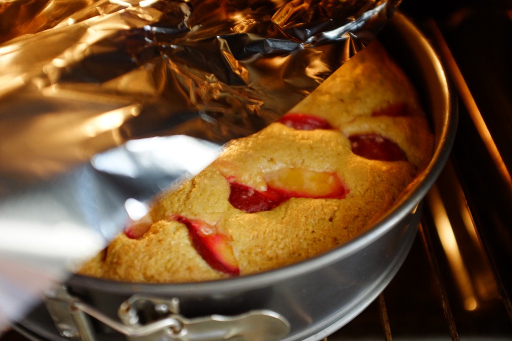 Au bout de 30mn de cuisson, je recouvre le gâteau aux prunes sans gluten d'une feuille d'aluminium