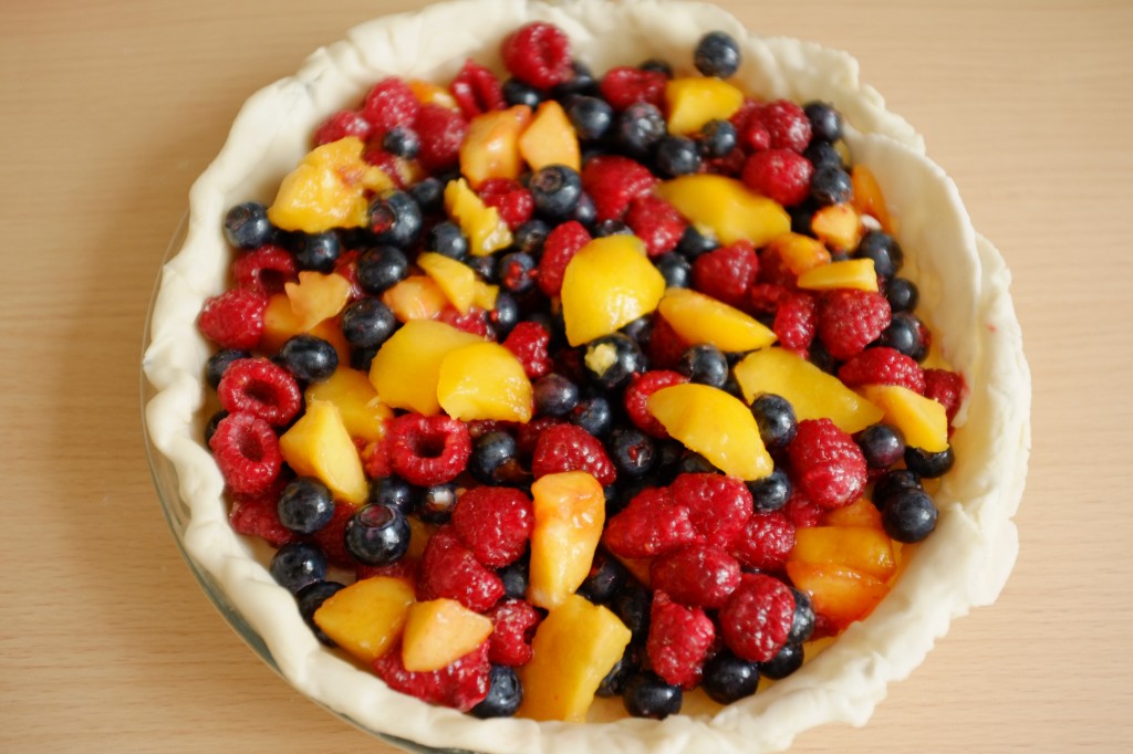Les fruits sont déposés dans le fond de tarte sans gluten