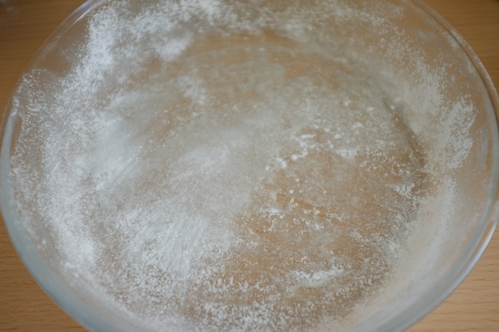 Le moule profond est beurré et fariné à la farine de riz demi-complet