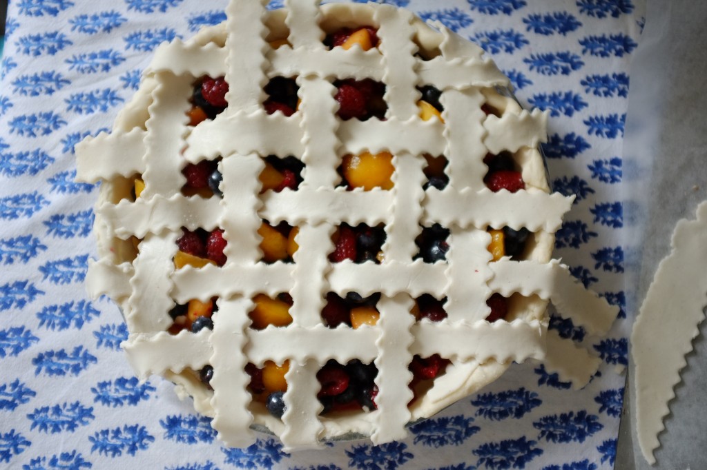 La tarte tressée sans gluten  à la framboise, pèche et myrtille avant d'être mis au réfrigérateur 30mn.