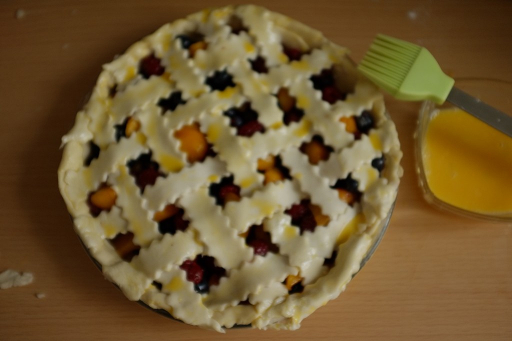 Après le réfrigérateur, la tarte sans gluten est badigeonnée au glaçage à l'oeuf et saupoudrée de sucre de canne avant d'être enfournée