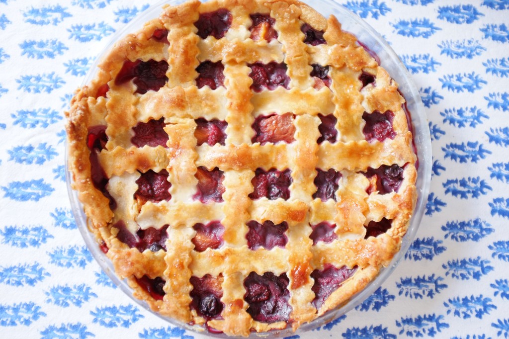 La tarte tressée sans gluten à la framboise, pèche et myrtille à la sortie du four