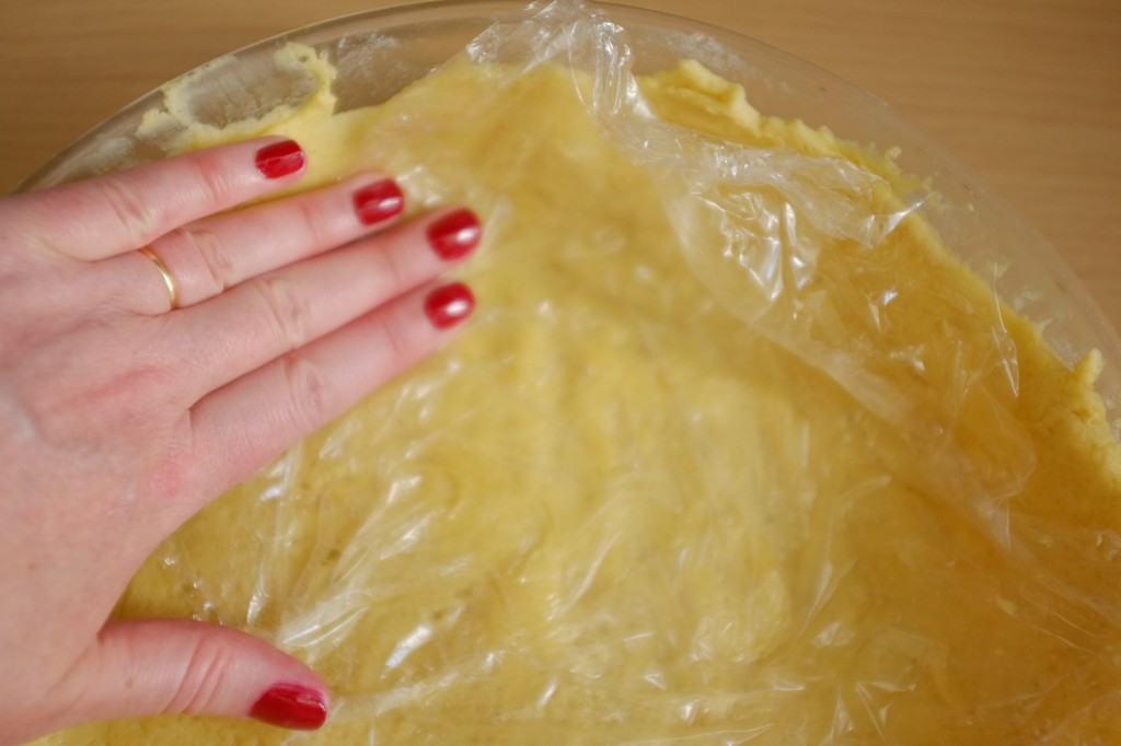 Il faisait vraiment très chaud, la pâte sans gluten avait du mal à ne pas se casser sur les bords, alors, j'ai poussé la pâte pour boucher les trous avec l'aide d'un film fraicheur