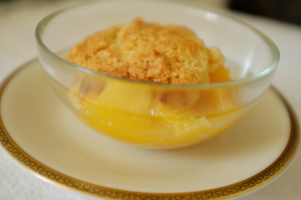 le cobbler sans gluten à la pèche: de la pâte aérée et croustillante sur un lit de pèche