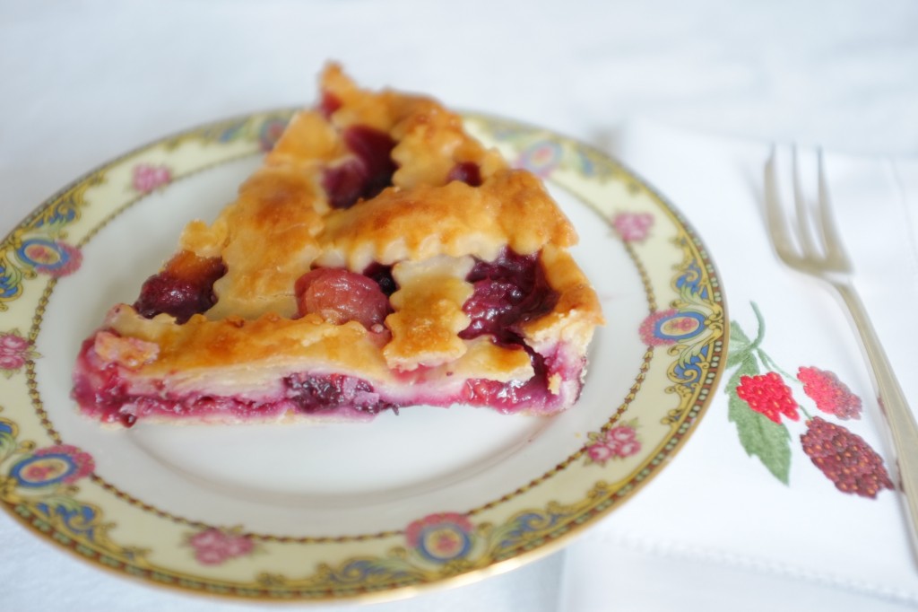 La tarte tressée sans gluten framboise, pèche et myrtille