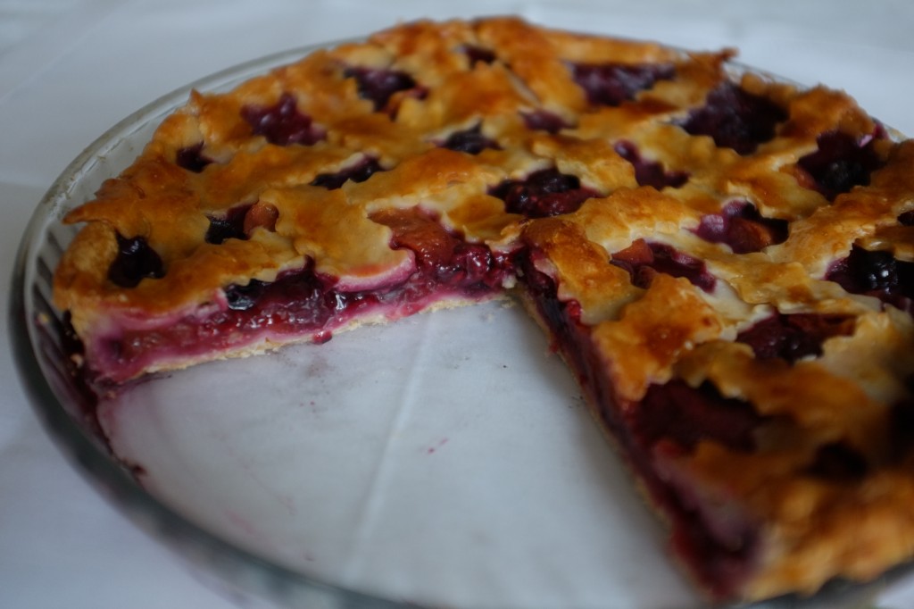 La tarte tressée sans gluten   à la framboise, pèche et myrtille