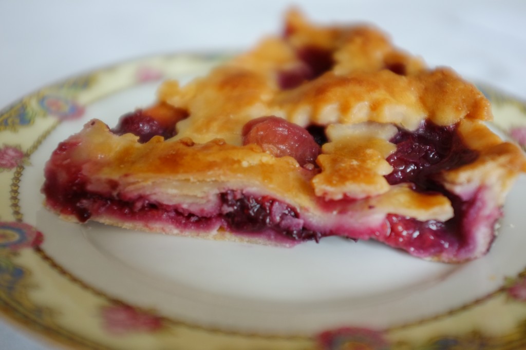 La tarte tressée à la framboise, pèche et myrtille 