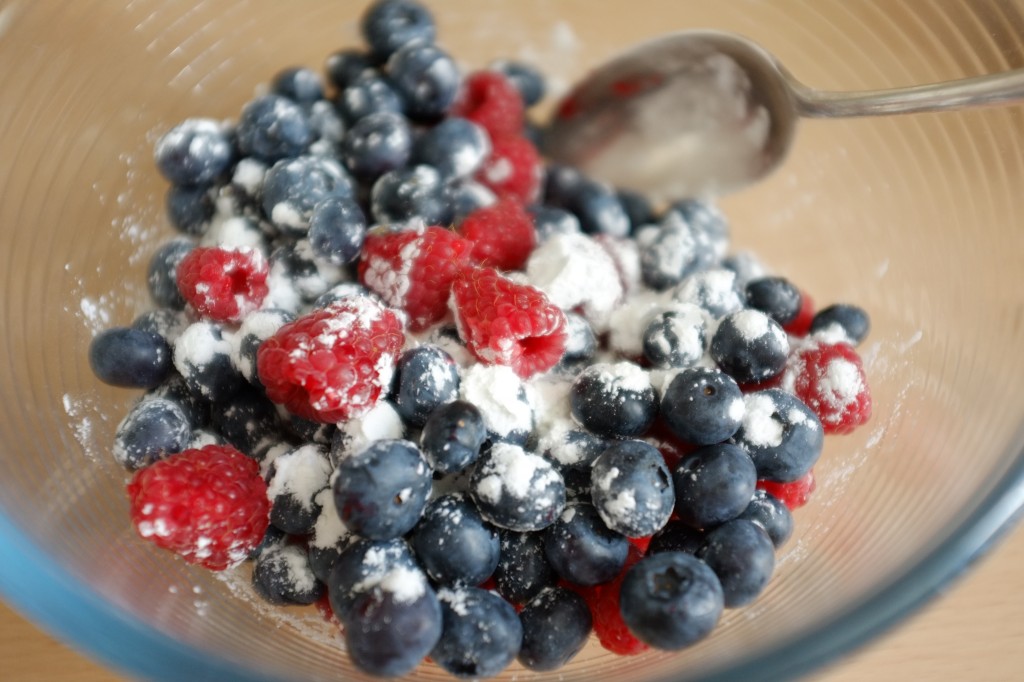 Les fruits sont saupoudré de sucre et de fécule de maïs, pour éviter qu'ils ne détrempent le fond de pâte