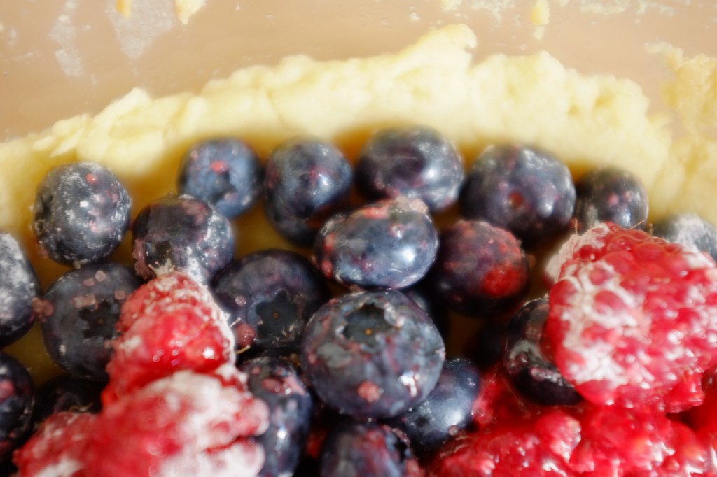 pour maintenir les bords de la pâte à tarte sans gluten, je fais le contour avec les myrtilles