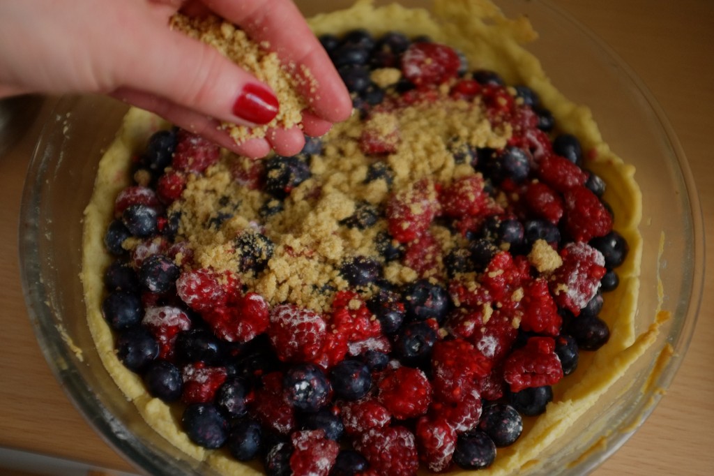 Je saupoudre la tarte avec le crumble