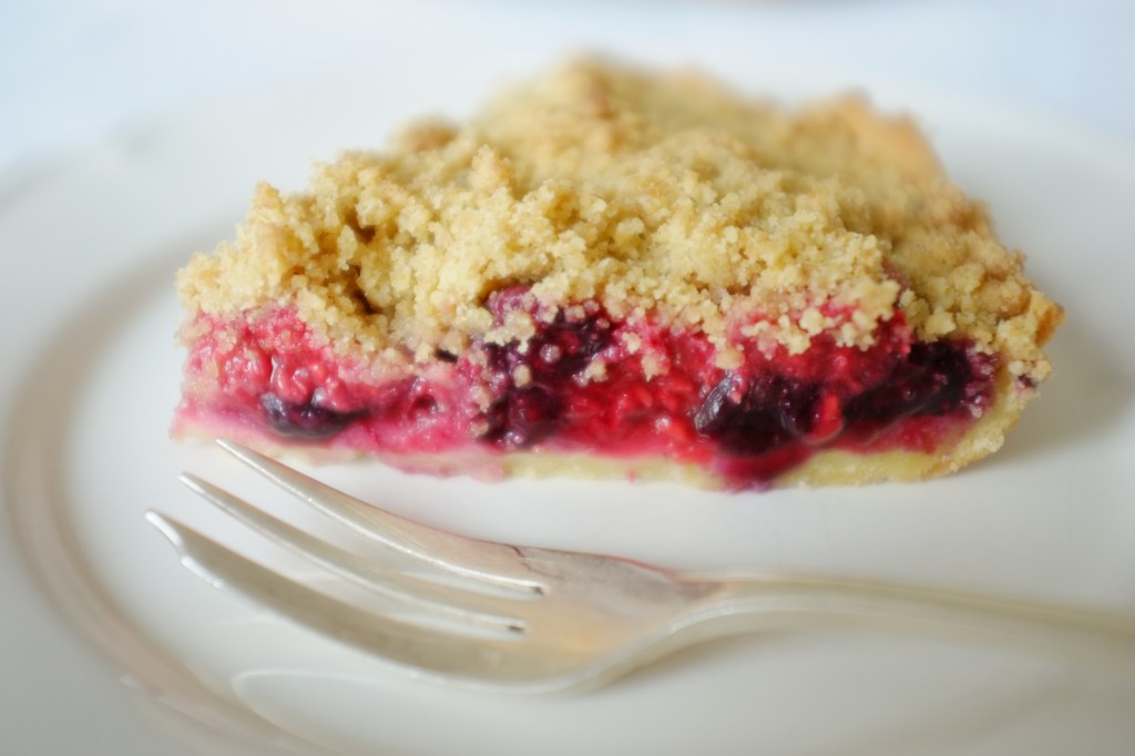 La tarte sans gluten bleu, blanc, rouge, attend la crème sucrée