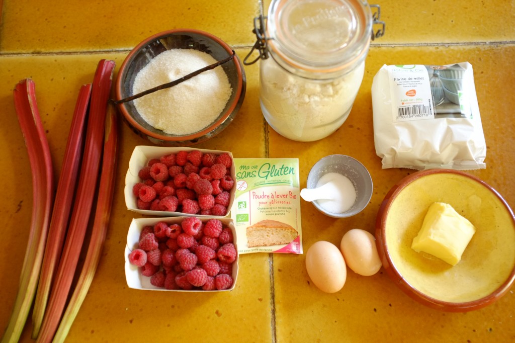 Les ingrédients sans gluten pour le gâteau à la framboise et à la rhubarbe