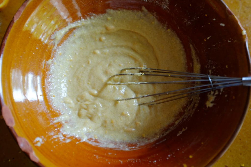 Le pâte sans gluten pour le gâteau à l'orange se fait dans un simple saladier, on aperçoit les zestes d'orange