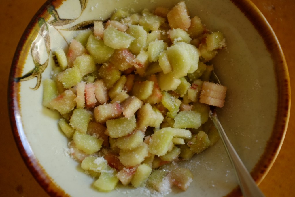 Le rhubarbe est coupée en lamelles et dégorger avec du sucre.