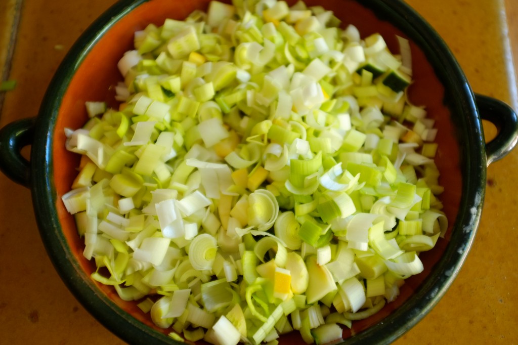 les légumes: courgettes et poireau avant d'être sautés à la poêle