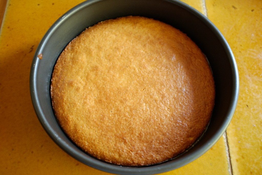 Le gâteau sans gluten à l'orange à la sortie du four