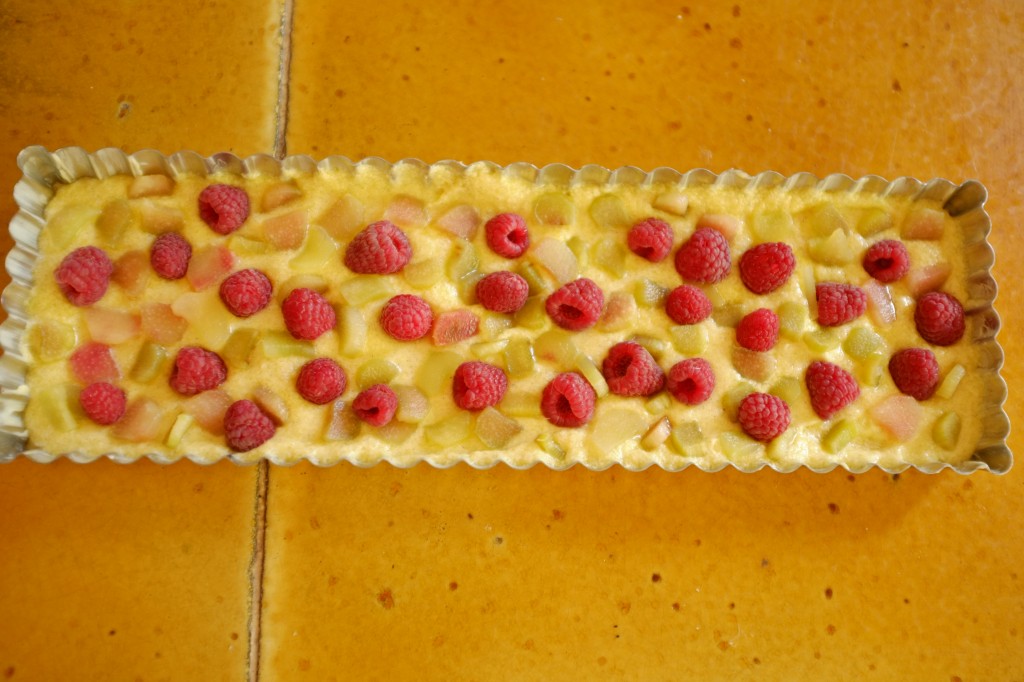 Le gâteau sans gluten framboise et rhubarbe avant d'être enfourné