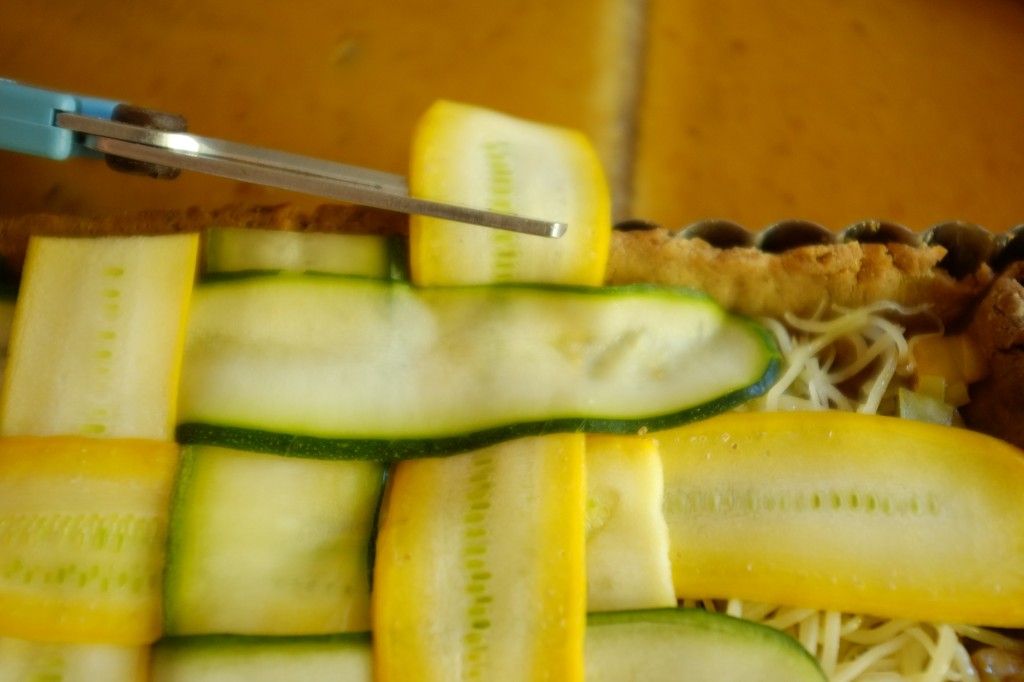 Pour que cela soit plus joli, je coupe, avec des ciseaux, les bouts des lamelles de courgettes 