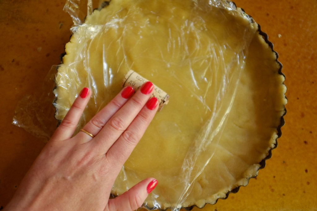 pour facilement étaler la pâte sans gluten, j'utilise une feuille de film fraicheuret un bouchon de vin comme nini rouleau à pâtisserie