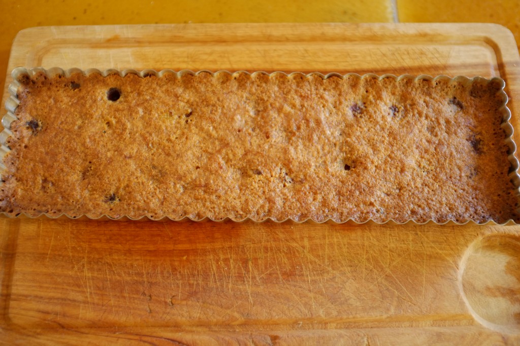 Le gâteau sans gluten framboise et rhubarbe à la sortie du four