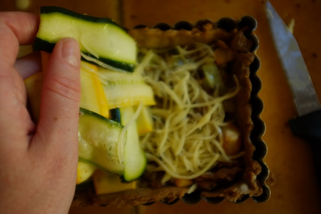 Avec le tressage, il est facile de soulever les lamelles de courgettes pour verser le mélange oeuf/crème