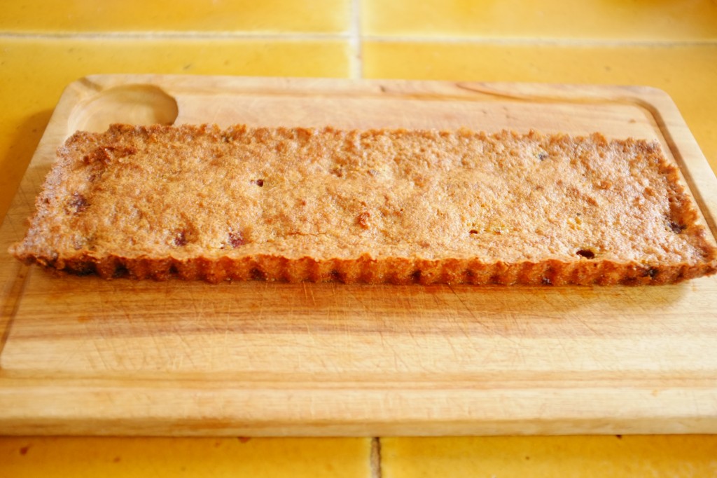 Le gâteau sans gluten framboise et rhubarbe refroidit après avoir été démoulé