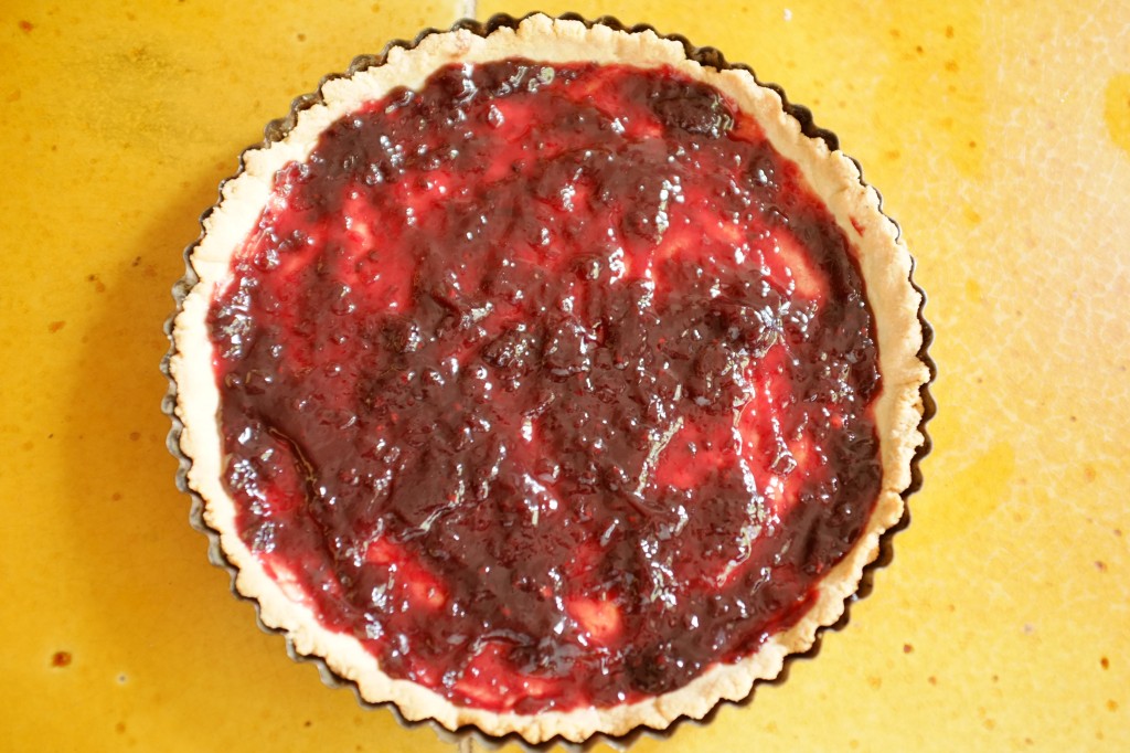 Le fond de tarte est recouvert de confiture de mûres