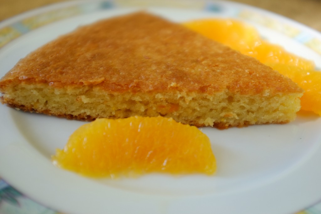 Le gâteau sans gluten à l'orange où l'on aperçoit les zestes d'orange 
