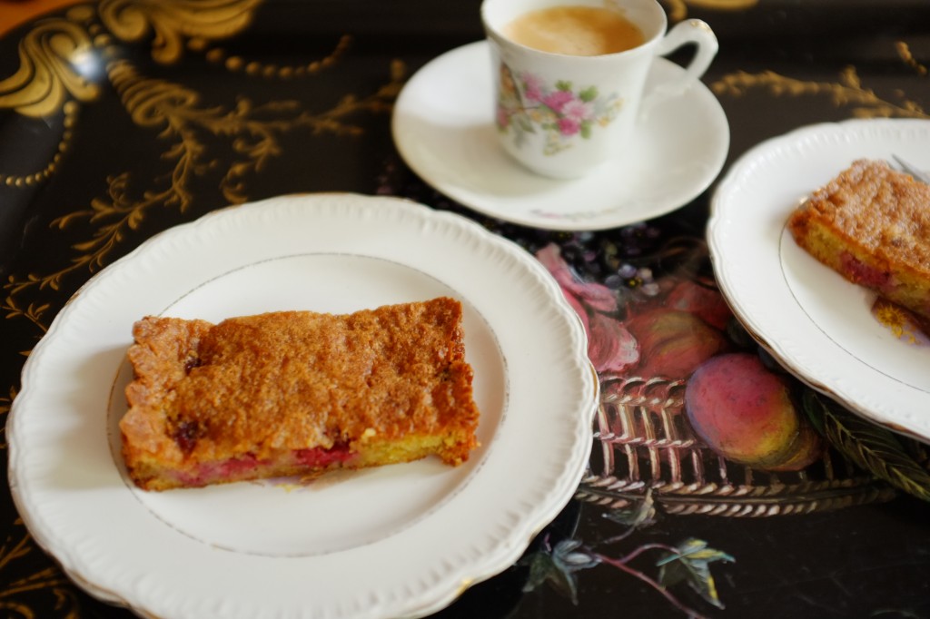 Le gâteau sans gluten framboise et rhubarbe pour accompagner le thé de ma grand-mère