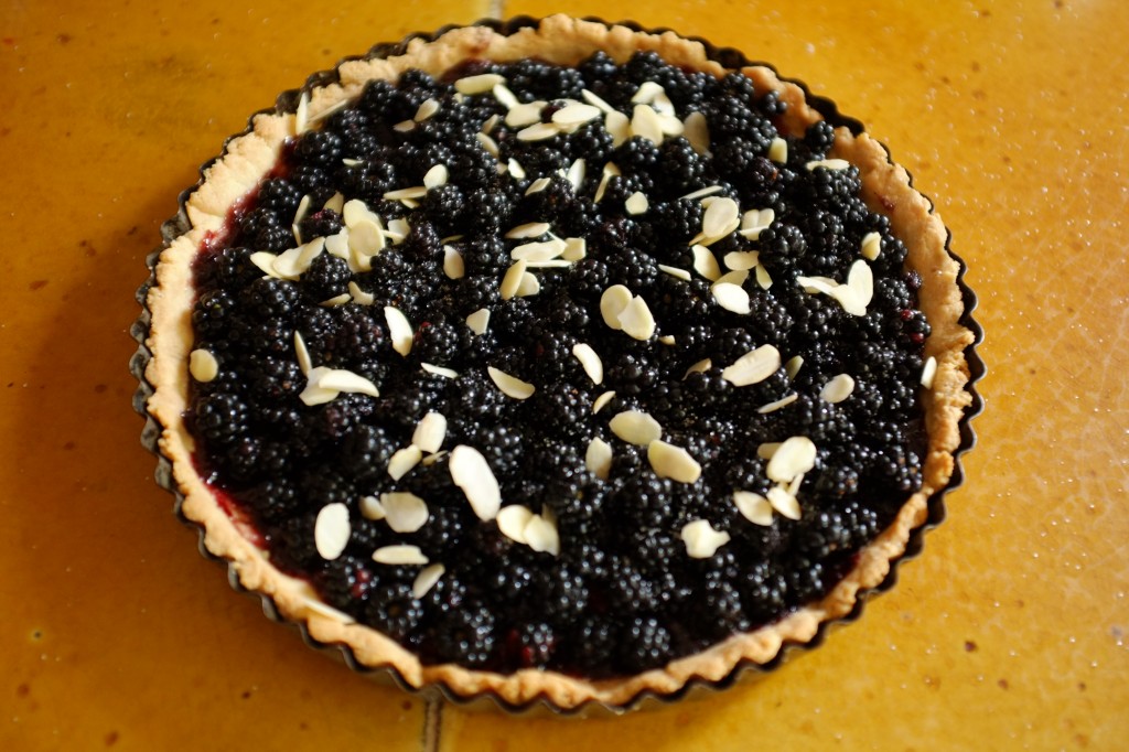 Avant d'enfourner, Je saupoudre d'amande effilées pour rappeler le fond de tarte sans gluten à base de poudre d'amande