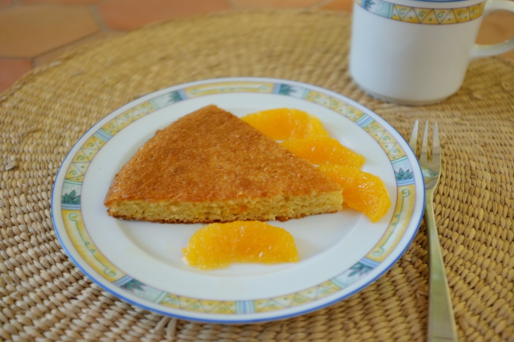 Le gâteau sans gluten à l'orange accompage aussi le thé des grands...