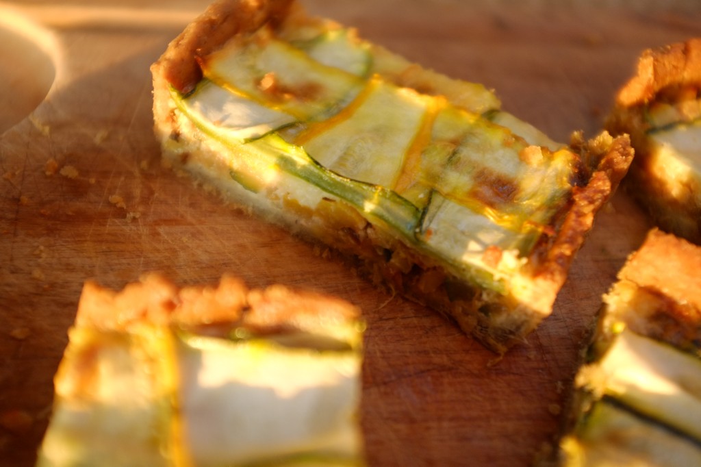 Les parts de la tarte sans gluten courgette et poireau