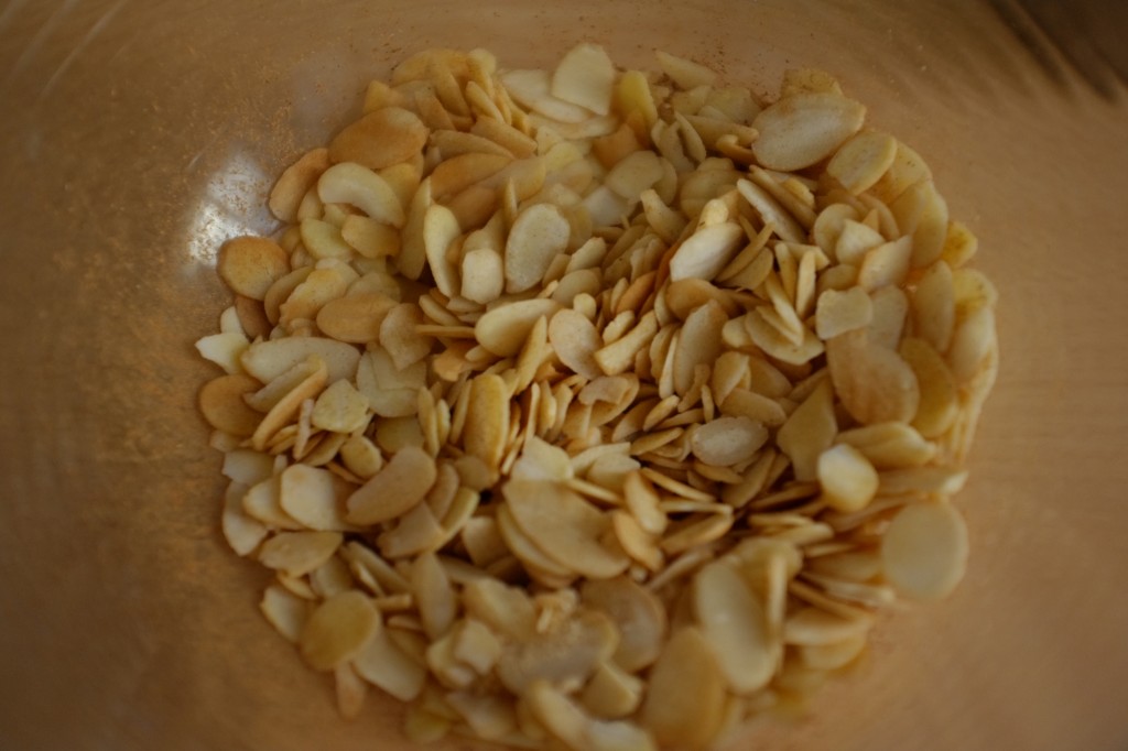 Les amandes effilées mélangées à la cannelle et au sucre roux pour le dessus du gâteau