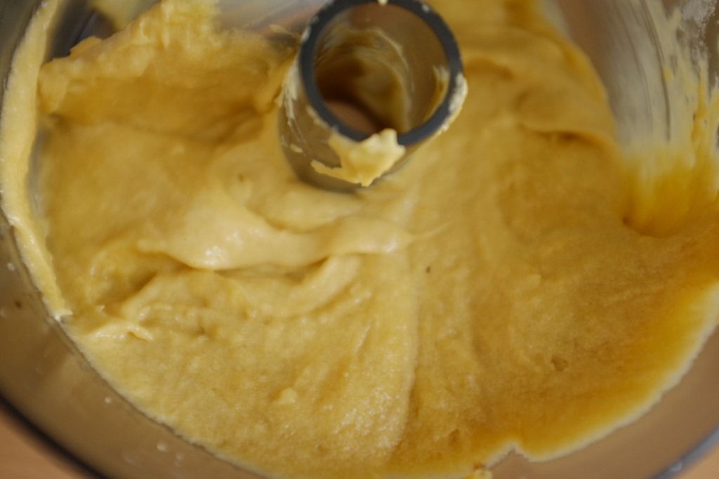 La pâte sans gluten pour le gâteau poire et amande