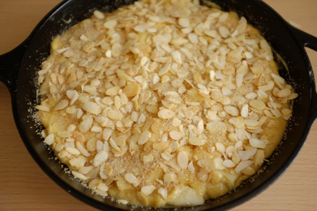 Le gâteau est ensuite saupoudré du mélange d'amandes effilées avant d'être enfourné