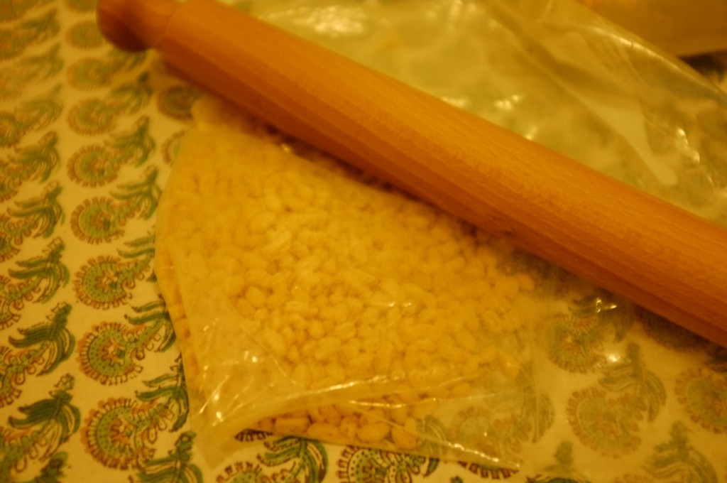 Pour obtenir une panure avec le riz soufllé je l'écrase, dans un sac congélation, sous un rouleu à pâtisserie: ainsi j'obtiens des grains irréguliers donc bien meilleurs...