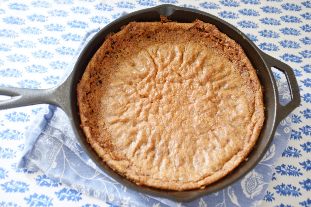 La pâte sans gluten de cookie au chocolat redescend lorsqu'elle refroidit...