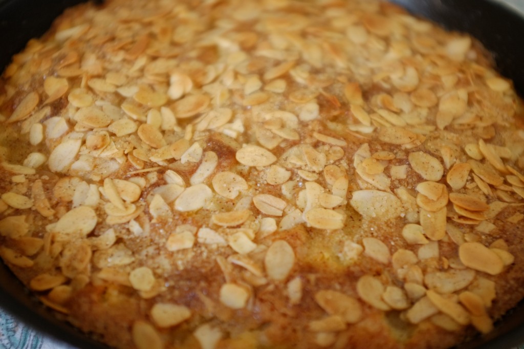 Le dessus du gâteau ans gluten poire et amande est bien doré