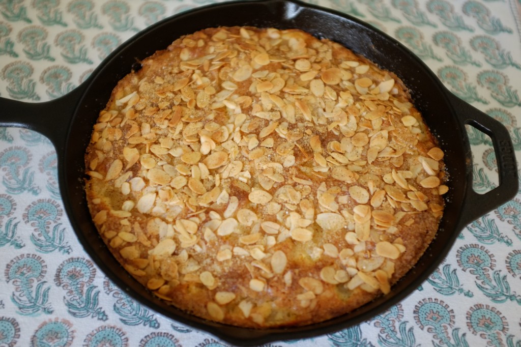 Le gâteau sans gluten poire et amande à la sortie du four