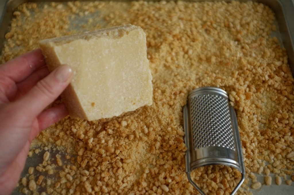 Je râpe un peu de parmesan pour apporter du goût à la panure